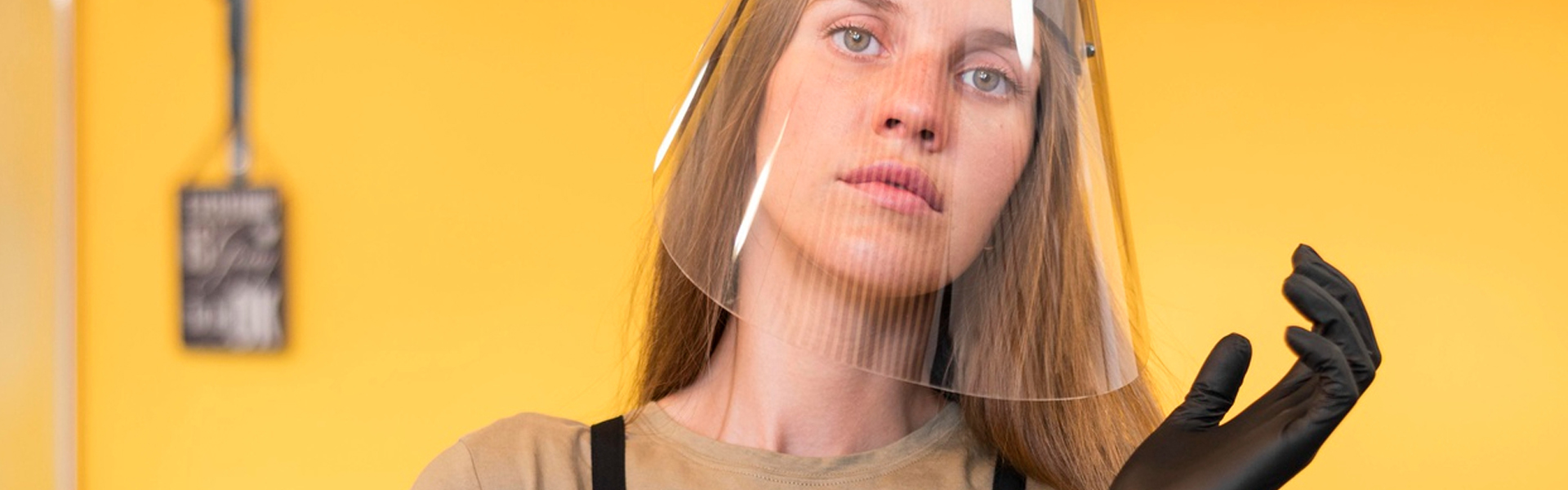 Seguridad en la limpieza: Por qué es vital usar guantes y mascarilla